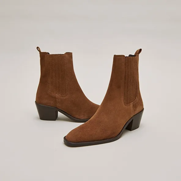 Heeled boots with gathers in brown suede