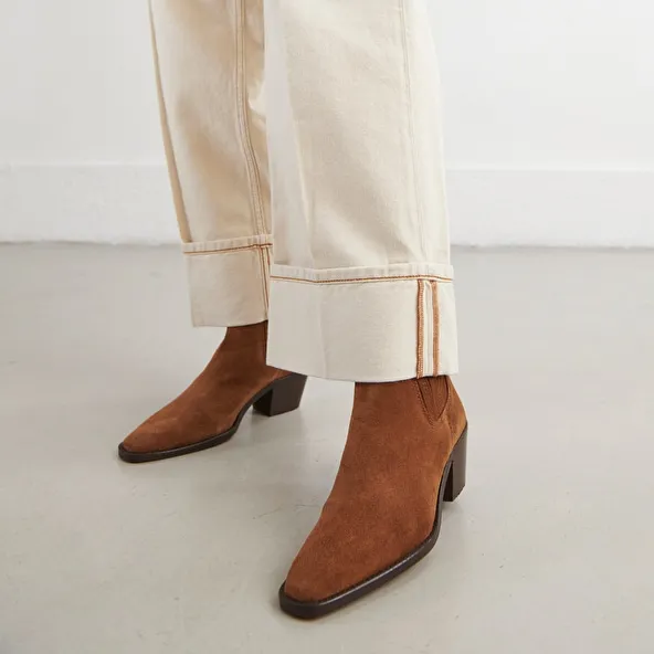 Heeled boots with gathers in brown suede