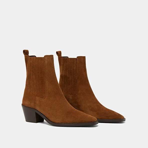 Heeled boots with gathers in brown suede