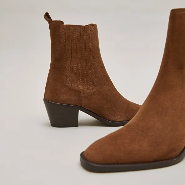 Heeled boots with gathers in brown suede