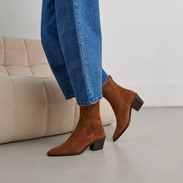 Heeled boots with gathers in brown suede